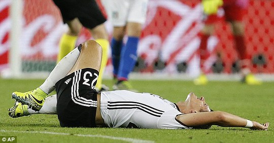 
Gomez đau đớn vì chấn thương
