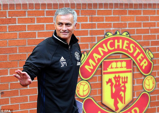 
Mourinho chính thức ra mắt M.U
