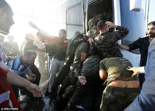 
Lính đảo chính bị áp giải lên xe buýt sau khi đầu hàng hôm 16-7. Ảnh: REUTERS
