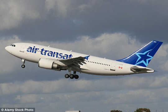 
Máy bay của hãng hàng không Air Transat. Ảnh: Alamy
