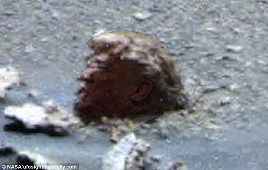 
Hòn đá nhìn giống ông Trump trên sao Hỏa. Ảnh: NASA
