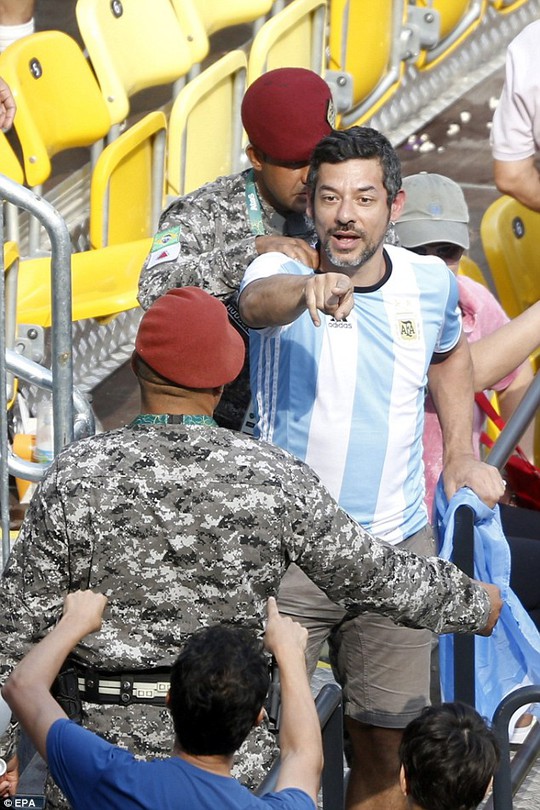 CĐV Argentina tố với cảnh sát Brazil bị các CĐV Brazil khiêu khích