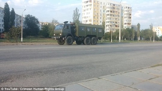 
Xe tải hạng nặng di chuyển qua thành phố Kerch, gần biên giới Nga. Ảnh: Youtube

