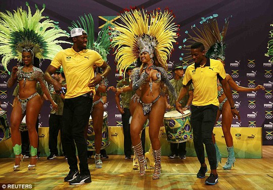 Xem Usain Bolt nhảy samba với vũ công Brazil nóng bỏng