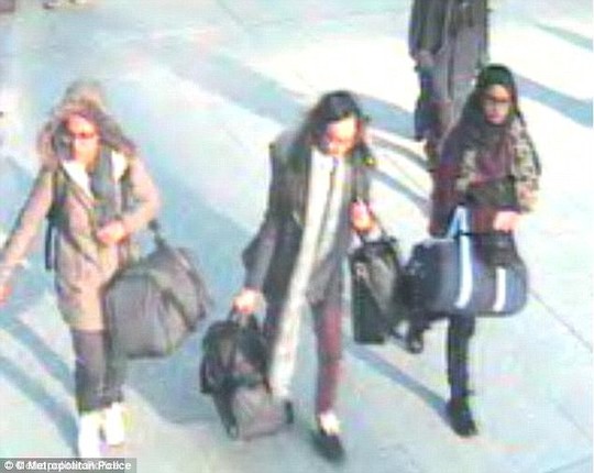 Ba cô gái trên đường bỏ trốn. Ảnh: Metropolitan Police