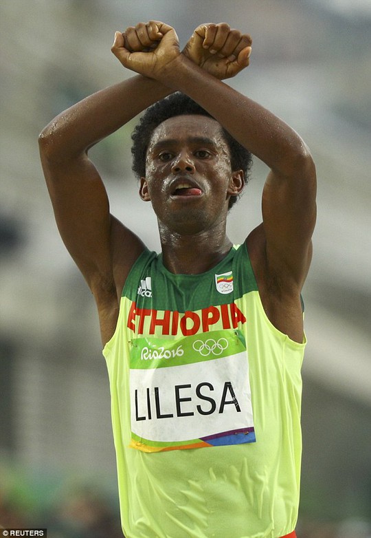
Lilesa với hành động được cho là phản đối chính phủ Ethiopia khi về đích ở Olympic
