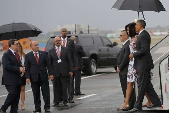 Các quan chức ngoại giao Cuba đón vợ chồng tổng thống Mỹ tại sân bay. Ảnh :Reuters