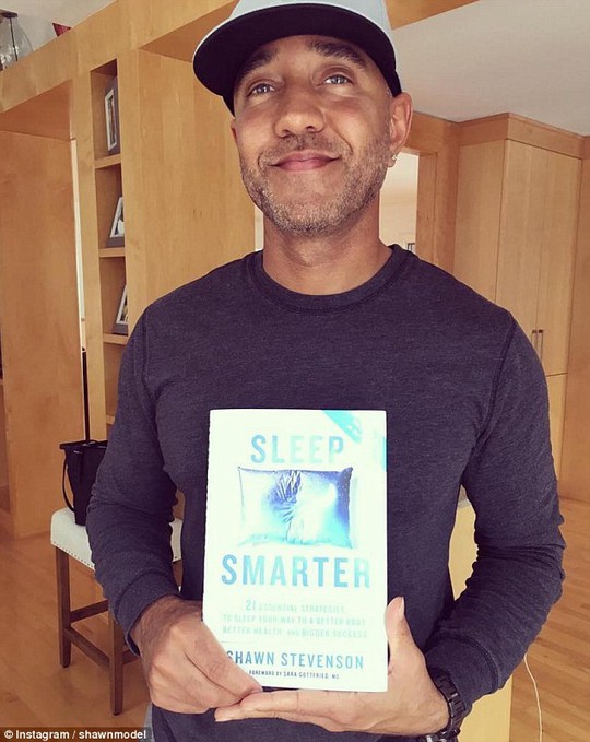 
Chuyên gia dinh dưỡng Shawn Stevenson và quyển sách Sleep Smarter. Ảnh: Instagram
