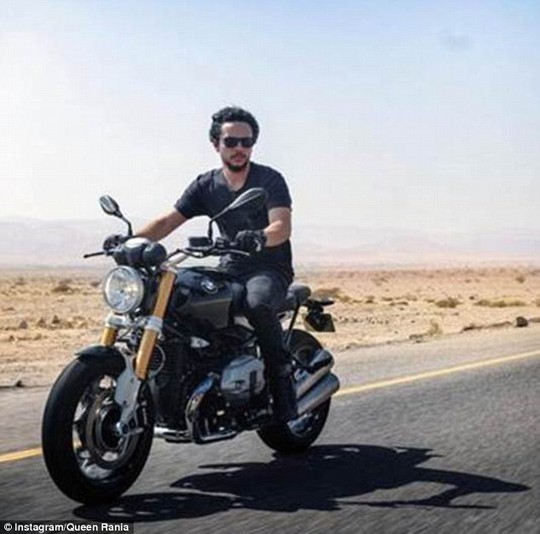
Thái tử Hussein lái mô tô. Ảnh: Instagram
