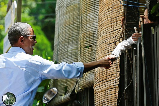 
Tổng thống Mỹ thân thiện bắt tay người dân Lào. Ảnh: REUTERS
