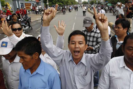 
Người ủng hộ đảng CNRP hô vang khẩu hiệu trong cuộc biểu tình ở Phnom Penh - Campuchia ngày 30-5. Ảnh: EPA
