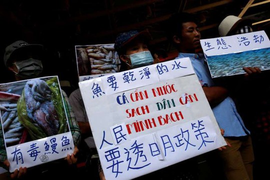 
Người biểu tình kêu gọi Formosa điều tra vụ cá chết tại Việt Nam. Ảnh: Reuters
