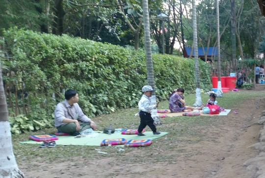 Nhiều gia đình chọn ăn chiều tại khu nhà người Thái để đợi xem bắn pháo bông vào buổi tối