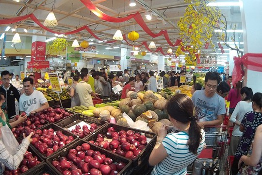 
 Khu vực bán trái cây, thực phẩm tươi sống hầu như lúc nào cũng nhộn nhịp khách mua.
