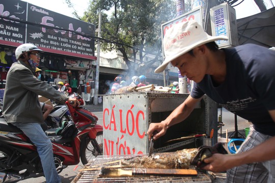 
Đường Tân Kỳ - Tân Quý, quận Tân Phú mọc lên khá nhiều quầy bán cá lóc nướng nhưng vẫn không đáp ứng đủ nhu cầu của người dân.
