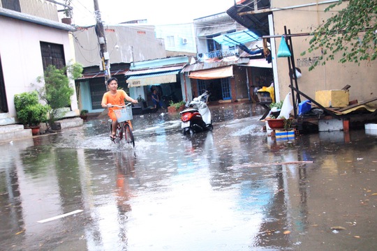 
Khu dân cư đoạn gần giao lộ Phạm Văn Đồng - Nguyễn Xí (quận Bình Thạnh) bị ngập cục bộ mỗi khi mưa đổ
