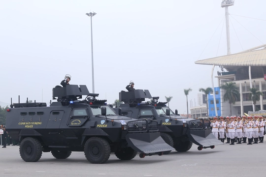
Dàn xe đặc chủng chống khủng bố của Cảnh sát cơ động tham gia bảo vệ Đại hội Đảng được trình diễn
