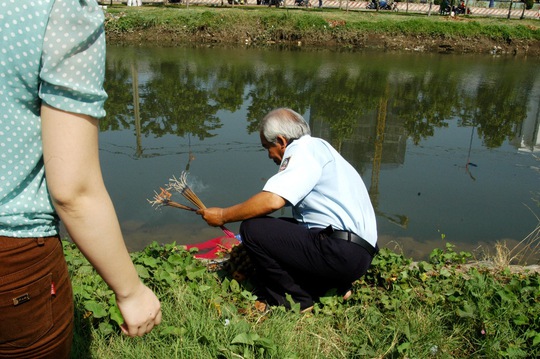 
Người dân đốt nhang cho nạn nhân
