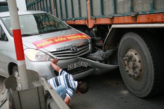 
Hình ảnh vụ tai nạn do 2 xe chen nhau qua làn đường ngược chiều
