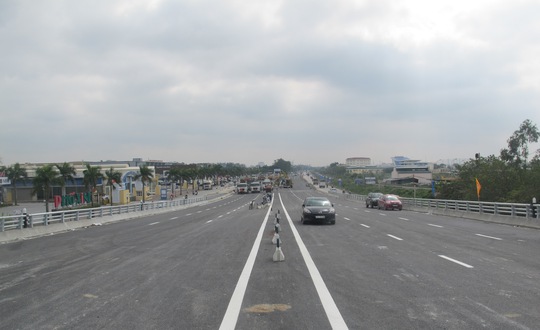 
Với 6 làn xe chạy, tốc độ thiết kế của cầu vượt hướng Đông Trù - Nguyễn Văn Linh và đường nội đô hai bên cầu vượt khác nhau. Trên cầu vượt là 80 km/giờ, dưới đường nội đô là 50 km.giờ.
