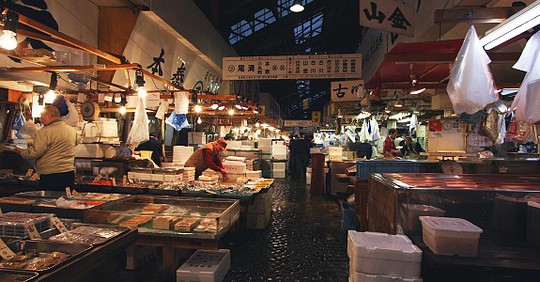 Khu vực bán buôn gồm hàng trăm gian hàng nhỏ. Ảnh: Japan-Guide
