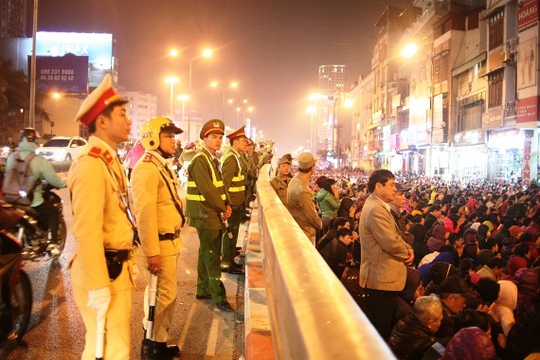 
Trên cầu vượt Ngã tư Sở, hàng trăm cảnh sát đứng điều tiết giao thông, không cho người dân dừng phương tiện trên cầu
