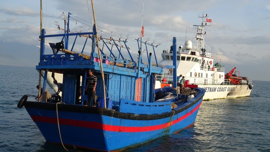 Tàu cá Bình Định được tàu Cảnh sát biển 4034 đưa về vịnh Vân Phong