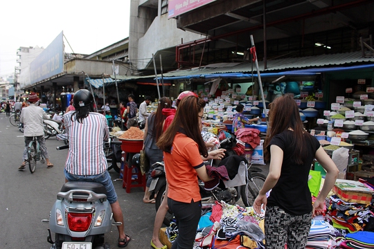 
Kẻ bán người mua tấp nập bên đường, thoải mái trả giá như trong một ngôi chợ thực sự
