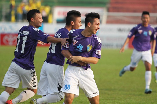 
Cầu thủ Đỗ Hùng Dũng ghi bàn mở tỷ số cho đội khách Hà Nội T&T

