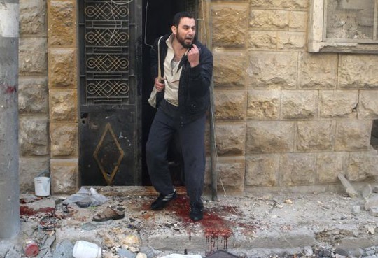 
Ngưởi dân quận al-Fardous - Aleppo sơ tán sau khi trúng bom. Ảnh: REUTERS
