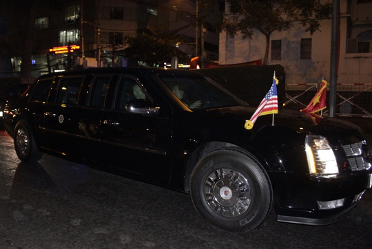 
Các đặc vụ đang điều khiến chiếc xe bọc thép Cadillac chở Tổng thống Obama. Chiếc xe “quái vật” trang bị lớp vỏ thép chống đạn dày ít nhất 8 inch.
