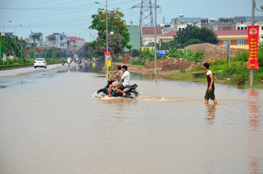 Hà Nội: Sau mưa 2 ngày, cả trăm hộ dân bị cô lập trong “ốc đảo”