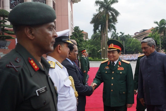 
Bộ trưởng Parrika giới thiệu với Bộ trưởng Lịch đoàn đại biểu cấp cao Bộ Quốc phòng Ấn Độ
