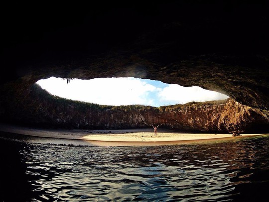
Bãi biển bí mật trên quần đảo Marieta có làn nước trong vắt, nơi du khách có thể bơi lội hoặc chèo thuyền kayak qua một đường hầm nước khá dài.

