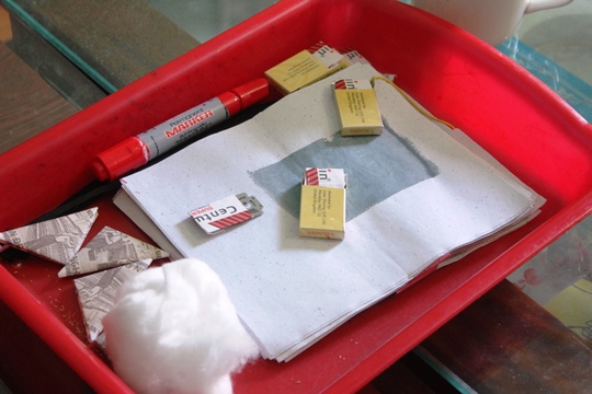 Các hộp dao lam được thầy lang dùng lễ vào cơ thể bệnh nhân.