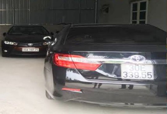 
Chiếc xe Camry biển Hà Nội được nhóm này thuê rồi làm giả giấy tờ mang đi cầm cố bị công an phát hiện, thu giữ
