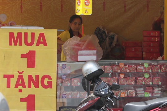 
Các cửa hàng, đại lý bánh trung thu ở TP HCM đang thi nhau giảm giá và tung ra nhiều chiêu khuyến mãi như “Mua 1 tặng 1”, “Mua 1 tặng 2” ...
