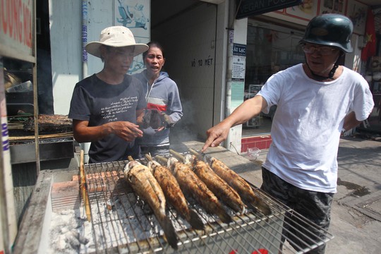 
Trong ngày Thần Tài, lượng khách mua cá lóc nướng sẵn, cũng như cá lóc sống tăng gấp nhiều lần so với ngày thường.
