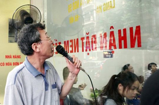 Do lượng khách tăng đột biến nên chủ quán phải dùng cả micro phóng lên loa gọi bún chả cho khách- Ảnh: Anh Đạt