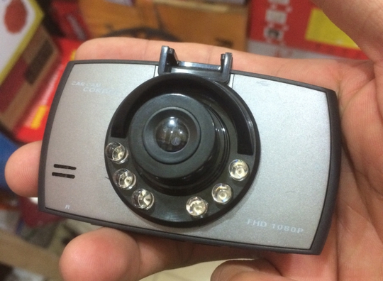 
Chiếc camera này có giá bán 750 ngàn đồng, khách hàng chưa mặc cả. Ảnh: H.V
