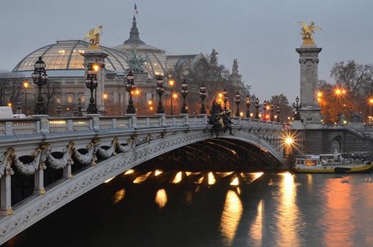 
Cầu Pont Alexandre III vắt qua dòng sông Seine ở Paris, Pháp.

