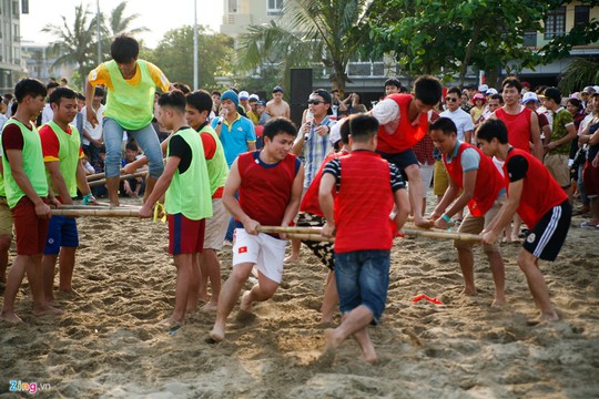 
Nhóm thanh niên khác chơi những trò thể thao tập thể.
