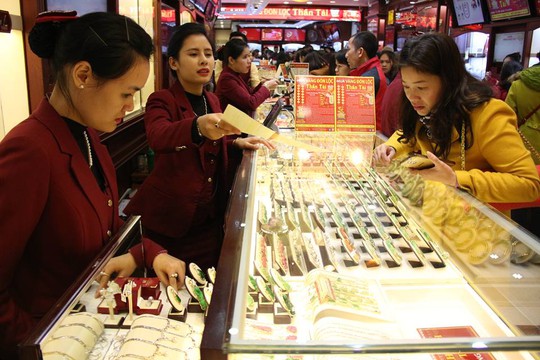 
Khách hàng lựa chọn sản phẩm tai cửa hàng Bảo Tín Minh Châu ở Hà Nội - Ảnh: Phương Nhung
