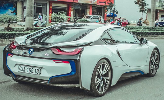  BMW i8 là siêu xe được nhắc đến nhiều nhất trong năm 2015 ở Việt Nam do số lượng xe về nước liên tục, với gần 20 chiếc.