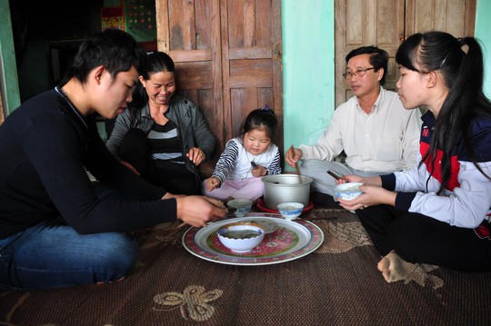 Anh Lê Văn Bạo (trái) đoàn tụ cùng gia đình, vợ con trong bữa cơm những ngày giáp Tết Ảnh: TỬ TRỰC