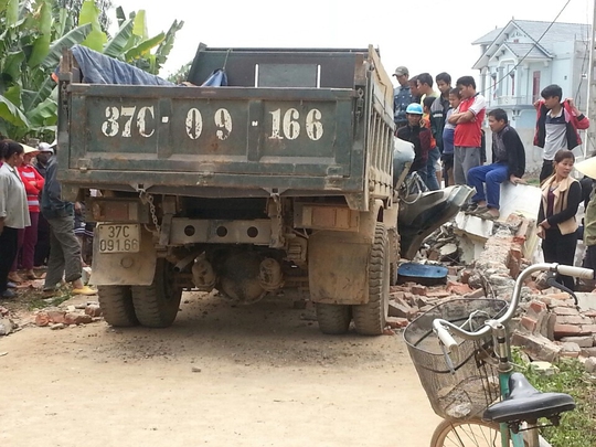 Hiện trường vụ sập cổng làng ở xã Nam Thành, huyện Yên Thành, tỉnh Nghệ An khiến ông Nguyễn Hữu Út tử vong ngày 28-2