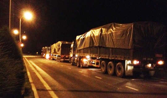 Một đoàn xe quá tải chờ vượt trạm cân ở tỉnh Phú YênẢnh: HỒNG ÁNH