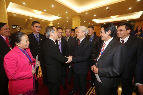 Tổng Bí thư Nguyễn Phú Trọng trò chuyện với các đại biểu kiều bào Ảnh: TTXVN