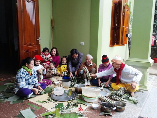 
Sau 5 năm xa quê, Tết này anh Phạm Thế Anh (thứ 4 từ phải qua - ngụ TP Nha Trang, tỉnh Khánh Hòa) về nhà, quây quần cùng gia đình gói bánh chưng, bánh tét Ảnh: KỲ NAM
