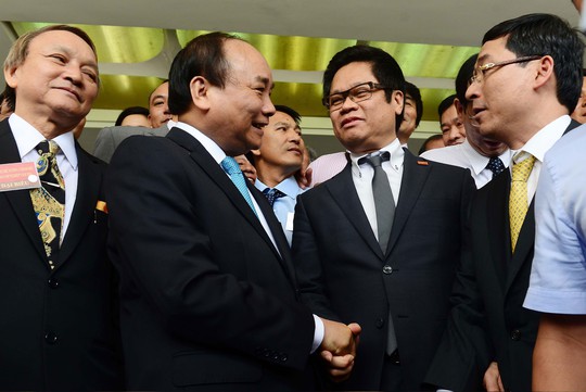 Thủ tướng Nguyễn Xuân Phúc trao đổi với các đại biểu dự hội nghị Ảnh: HOÀNG TRIỀU